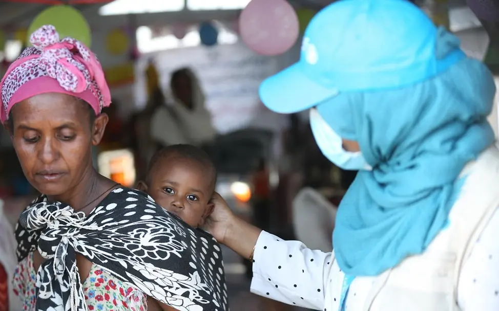 Eine Mutter und ihr Kind erhalten Unterstützung. | © UNICEF/Abdalkarim Äthiopien: Eine Mutter und ihr Kind erhalten Unterstützung.