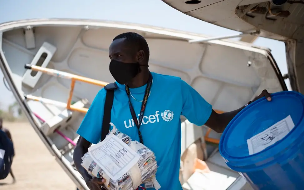 Südsudan 2021: UNICEF-Mitarbeiter sind im Einsatz, um Unterlagen zu verteilen. | © UNICEF/Ryeng Südsudan 2021: UNICEF-Mitarbeiter sind im Einsatz, um Unterlagen zu verteilen.