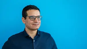 Corona-Impfstoff: UNICEF-Logistiker Mounir Bouazar organisiert Impfstoff-Lieferungen | © UNICEF/Charles Asamoah Corona-Impfstoff: UNICEF-Logistiker Mounir Bouazar organisiert Impfstoff-Lieferungen