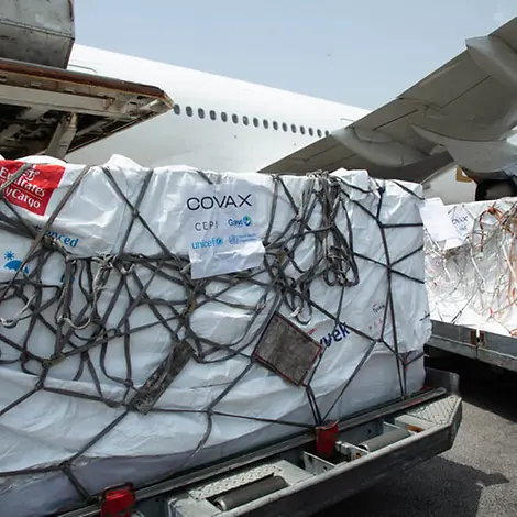 UNICEF: An einem Flughafen in der Elfenbeinküste kommen Corona-Impfstoffe an. | © UNICEF/COVAX/Miléquêm Diarassouba UNICEF: An einem Flughafen in der Elfenbeinküste kommen Corona-Impfstoffe an.