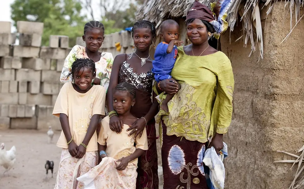 Salimita und ihre Kinder im Senegal. Familie mit vier Töchtern und Sohn im Senegal