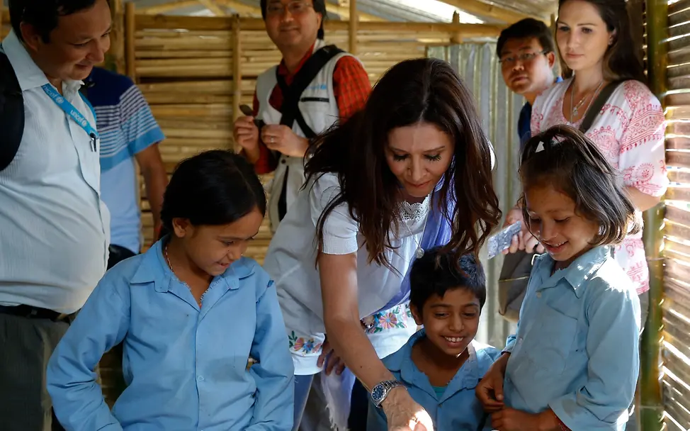 Tessa Page mit Schulkindern in Nepal. Tessa Page mit Schulkindern in Nepal