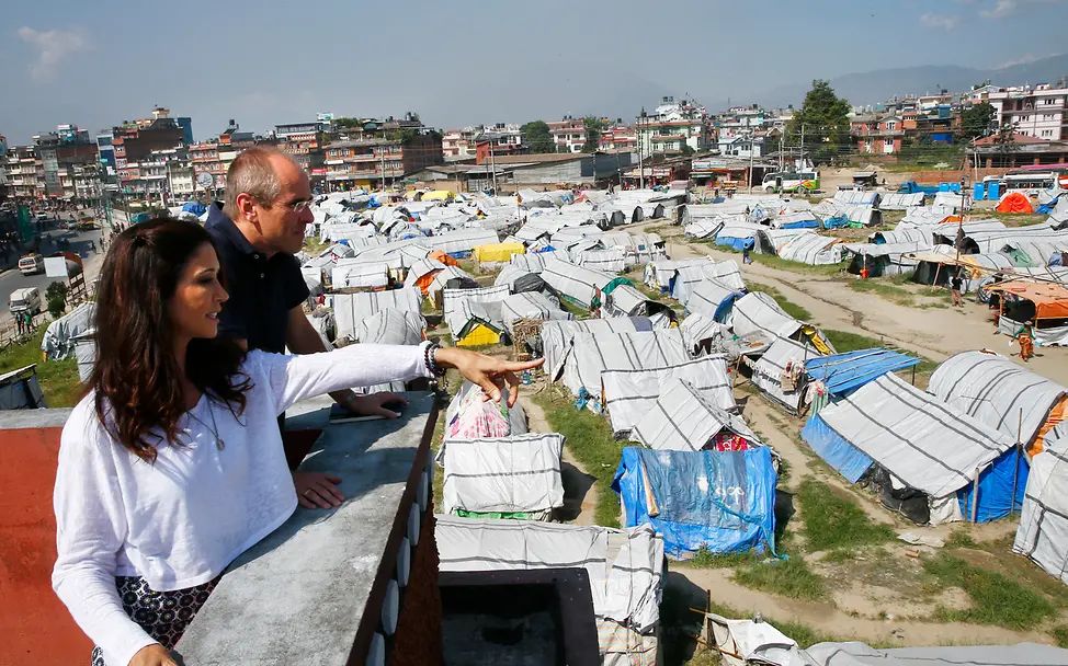 Tessa Page und UNICEF-Geschäftsführer Christian Schneider in Nepal. Tessa Page und UNICEF-Geschäftsführer Christian Schneider in Nepal
