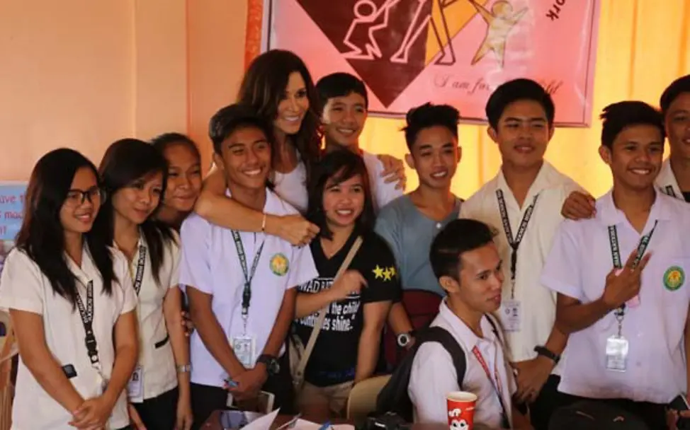 Tessa Page zu Besuch auf den Philippinen. Taifun Haiyan, Besuch 2016 nach Spendenerfolg