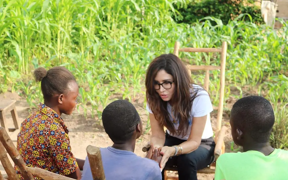 Tessa Page im Gespräch mit Kindersoldaten im Kongo. Tessa Page mit Kindersoldaten im Kongo