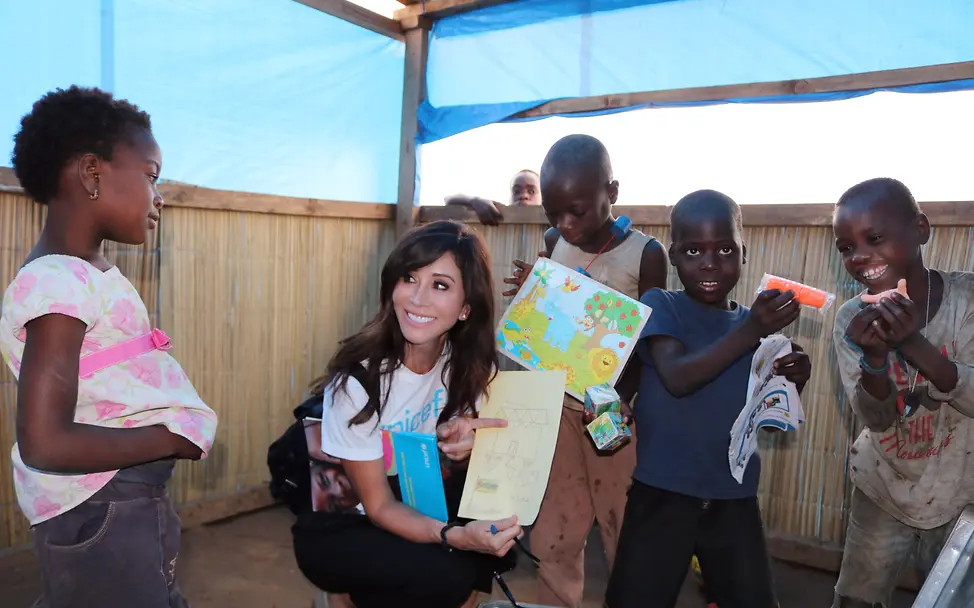 Tessa Page mit Kindern in Mosambik. Tessa Page Mosambik