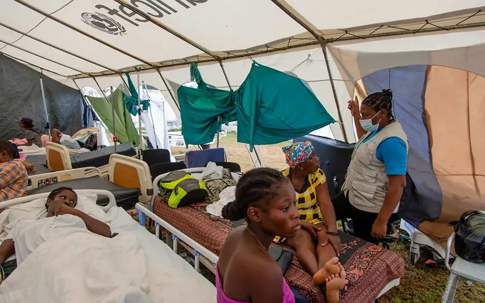 Das Erdbeben hat auch Krankenhäuser zerstört. UNICEF sorgt für provisorische Krankenstationen. | © UNICEF/Rouzier Haiti Erdbeben Nothilfe: In einem Notzelt werden Patient*innen eines vom Erdbeben zerstörten Krankenhauses behandelt.