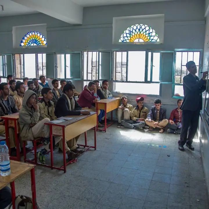 Cash Transfers ermöglichen es Lehrer*innen im Jemen, weiter zu arbeiten. | © UNICEF/Almahbashi Bargeldhilfe (cash transfer) im Jemen: Dicht gedrängt sitzen die Schüler im Klassenzimmer, während Hamoud unterrichtet.