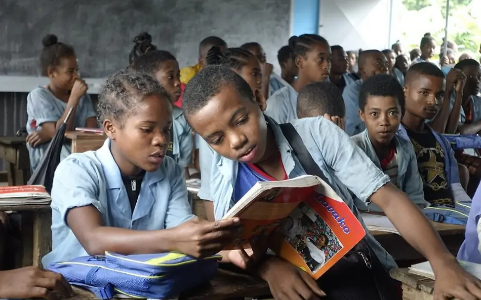 UNICEF versorgt Schulkinder in Madagaskar mit Schulmaterialien. | © UNICEF/UNI253651/Donalies Madagaskar: Schülerinnen und Schüler mit neuen Schulbüchern.