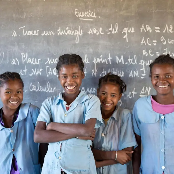 Vier Mädchen stehen vor einer Tafel in ihrem Klassenzimmer. | © UNICEF/Ralaivita Bildung für Madagaskar: Die UNICEF-Initiative Let Us Learn fördert Mädchen wie diese vier.