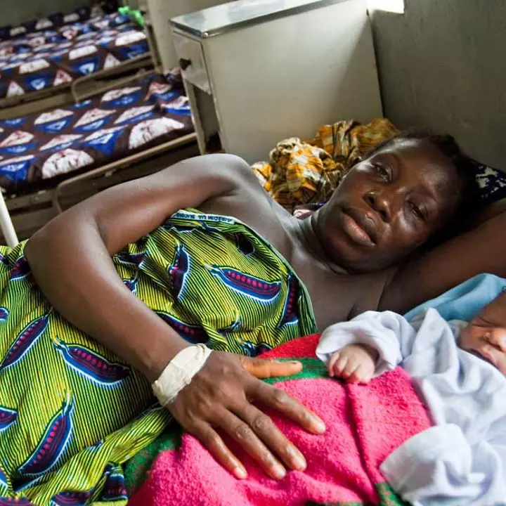 In einer Gesundheitsstation in Sierra Leone hält eine Mutter ihr Baby im Arm. | © UNICEF/Asselin Mit einer Spenden das Überleben von Babys sichern: Eine Mutter in Sierra Leone mit ihrem Neugeborenen.