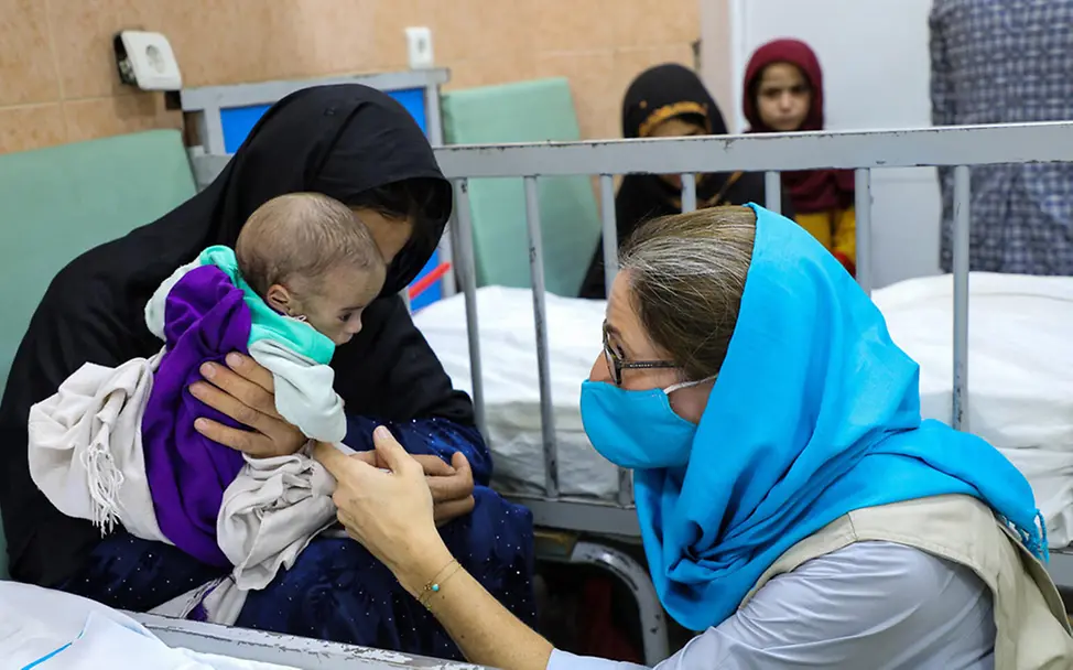 Afghanistan: UNICEF-Sprecherin Sam Mort besucht Kinder in einem Krankenhaus | © UNICEF/Fazel Afghanistan Krise: UNICEF-Sprecherin Sam Mort besucht Kinder in einem Krankenhaus in Kabul