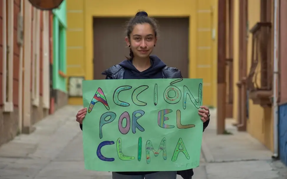 Bolivien: Klimaschutz | © UNICEF/Aliaga Ticona Bolivien: Klimaschutzaktivistin hält Schild hoch