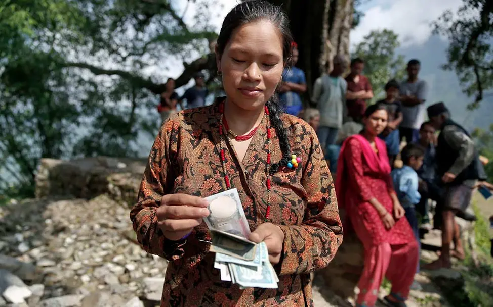 Dank Bargeldhilfen können sich Familien mit dem versorgen, was sie am dringendsten brauchen. | © UNICEF/Shrestha Bargeldhilfe (cash transfer): Cash Assistance bietet den begünstigten Familien viele Vorteile.