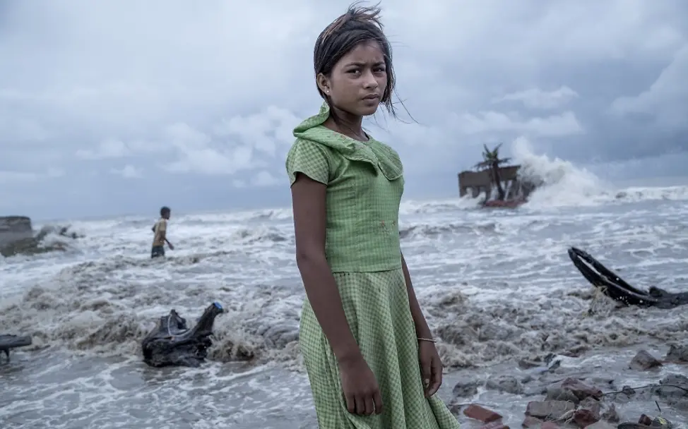 1. Platz UNICEF-Foto des Jahres 2021 | © Supratim Bhattacharjee, Indien Die zwölfjährige Pallavi steht vor dem Wasser, das ihr Zuhause weggeschwemmt hat.