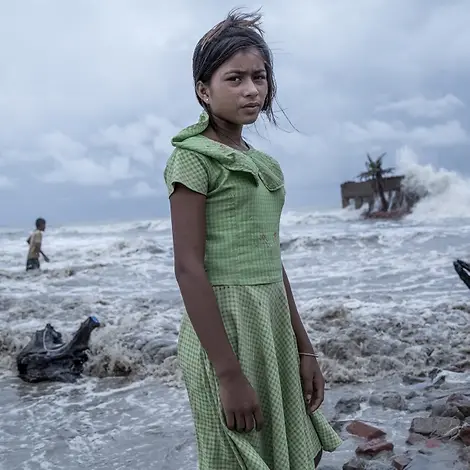 1. Platz UNICEF-Foto des Jahres 2021 | © Supratim Bhattacharjee, Indien Die zwölfjährige Pallavi steht vor dem Wasser, das ihr Zuhause weggeschwemmt hat.