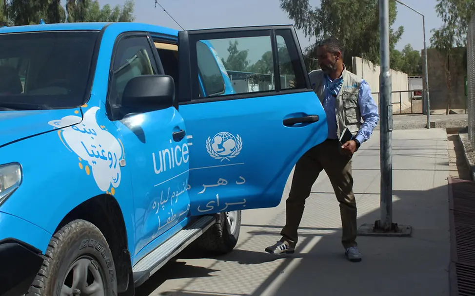 Ein cyan-farbenes UNICEF-Fahrzeug in Afghanistan | © UNICEF/UNICEF Afghanistan Ein cyan-farbenes UNICEF-Fahrzeug in Afghanistan