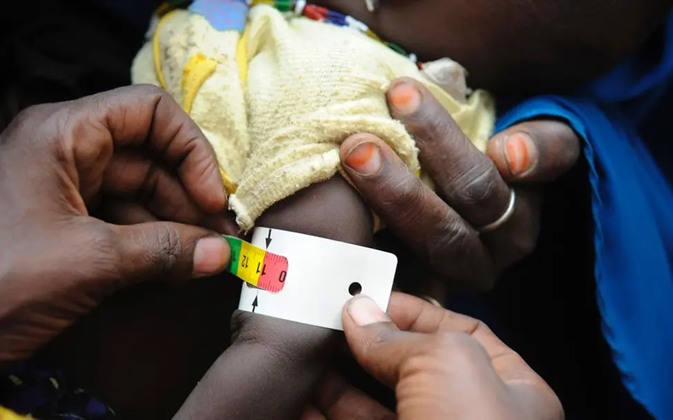 Kenia: Das UNICEF-Maßband zeigt die Mangelernährung