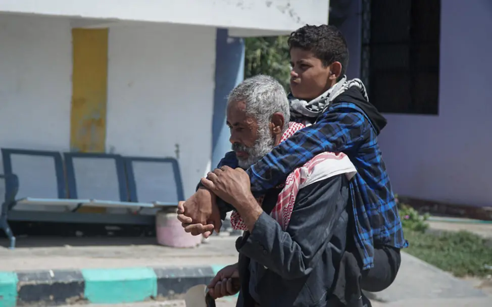 Jemen: Ibrahims Vater trägt ihn nach Hause
