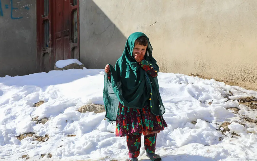 Winter in Afghanistan: Ein Mädchen steht im Schnee | © UNICEF/Fazel Afghanistan Kinder: Ein Mädchen steht im Schnee