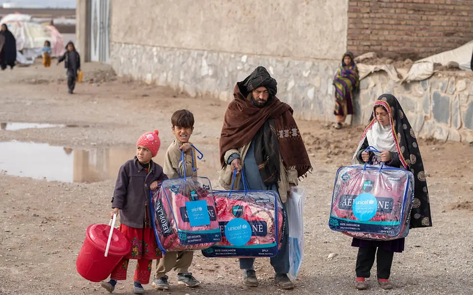 Winter in Afghanistan: Eine Familie hat von UNICEF Decken bekommen | © UNICEF/Bidel Afghanistan Kinder: Eine Familie hat von UNICEF Decken für den Winter bekommen