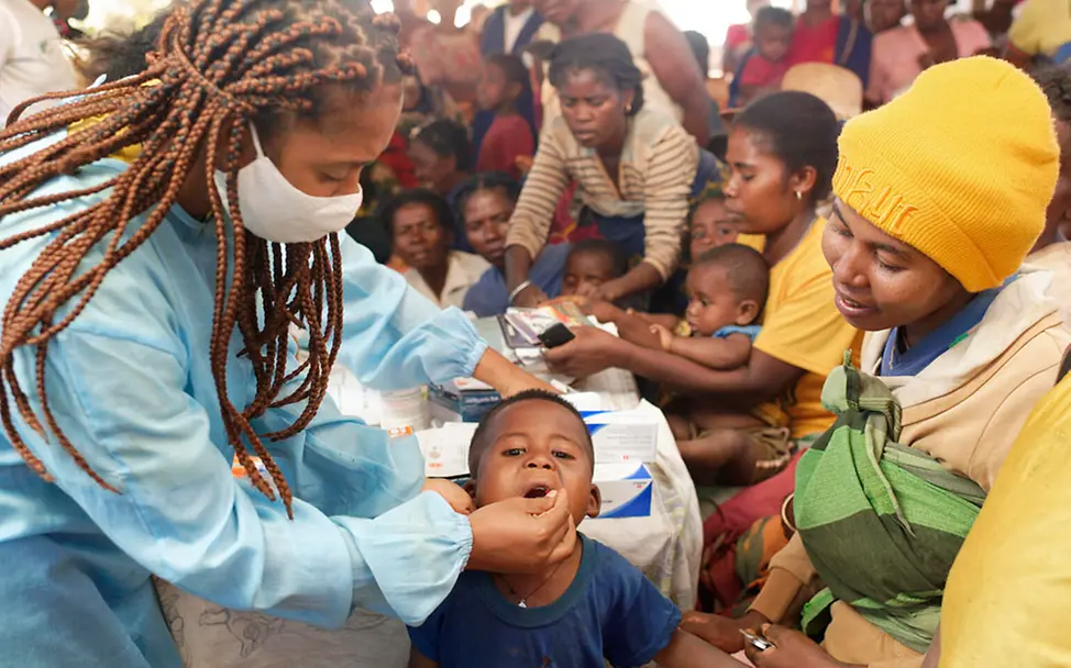 Corona in Afrika: Ein Junge in Madgaskar bekommt Vitamine | © UNICEF/Ramasomanana Corona in Afrika: Ein Junge in Madgaskar bekommt Vitamine