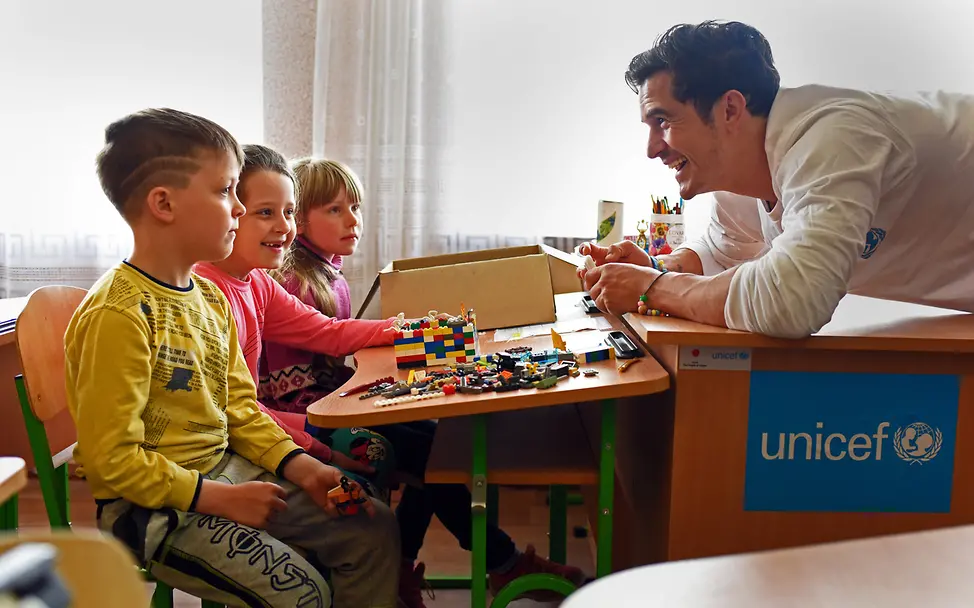 Orlando Bloom besucht eine Schule in der Ostukraine. | © UNICEF/Georgiev Ukraine-Krieg Verlauf: UNICEF-Botschafter Orlando Bloom besucht eine Schule in der Ukraine.