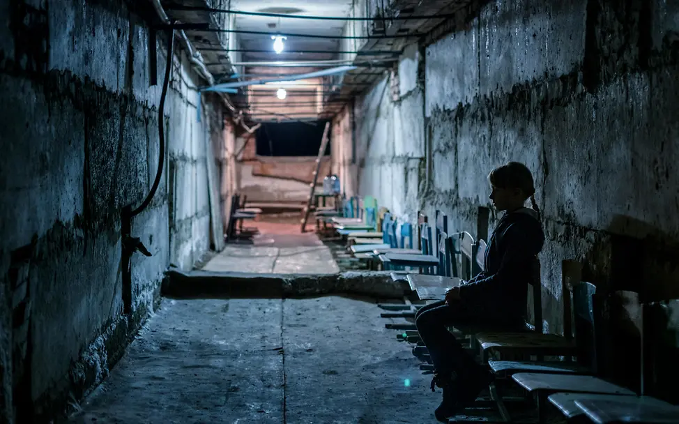 Die Angst vor Angriffen ist jederzeit präsent. | © UNICEF/Gilbertson VII Photo Ukraine-Krieg Verlauf: Lera sitzt im Luftschutzkeller ihrer Schule.