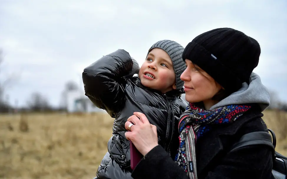 Aliona und ihr Sohn Max sind aus der Ukraine vor den Angriffen geflüchtet. | © UNICEF/Nicodim Ukraine Flüchtlinge Kinder: Mütter und Kinder verlassen zu Hunderttausenden das Land.