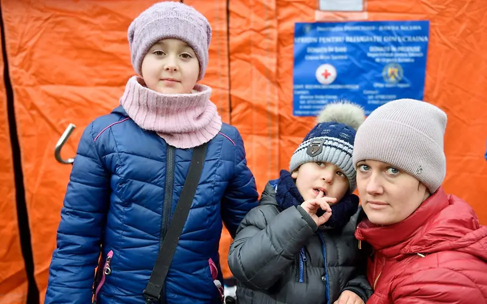 Aus Angst vor den Kämpfen wollten Yaroslav und Nadia das Haus nicht verlassen. | © UNICEF/Nicodim Ukraine Flüchtlinge Kinder: Eine Mutter und ihre zwei Kinder sind aus Czernowitz geflüchtet.