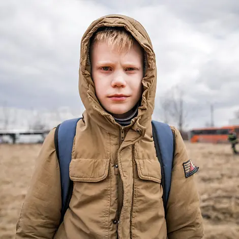 Maxim kommt aus Kiew. Wegen der Angriffe dort musste er seine Heimat verlassen. | © UNICEF/Moldovan Ukraine Flüchtlinge Kinder: Tausende Flüchtlingskinder wie Maxim überqueren die Grenzen in Nachbarländer.