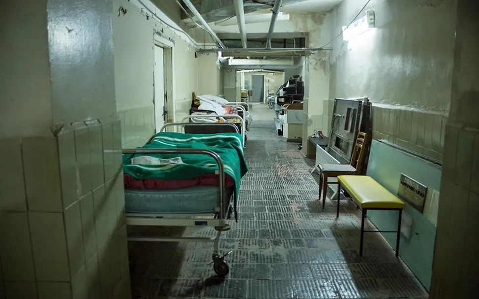 Krankenhäuser in Kiew können durch die Angriffe nicht mehr normal operieren. | © UNICEF/Ratushniak Ukraine Gesundheitsversorgung: Leere Krankenhausbetten in einem Perinatalzentrum in Kiew.