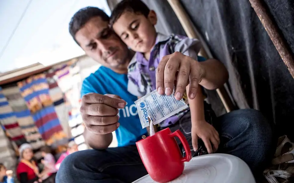 Orales Rehydrationssalz gegen Durchfallerkrankungen | © UNICEF/Schermbrucker Irak: Behandlung gegen Durchfall im Flüchtlingslager
