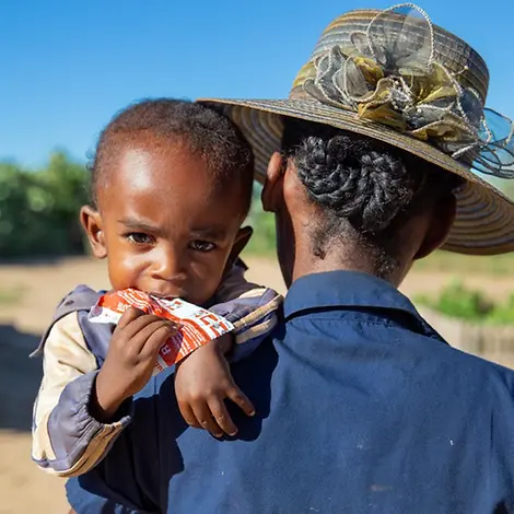 Hunger weltweit - Kampf gegen den Welthunger: Ein Junge in Madagaskar bekommt Erdnusspaste gegen Unterernährung.