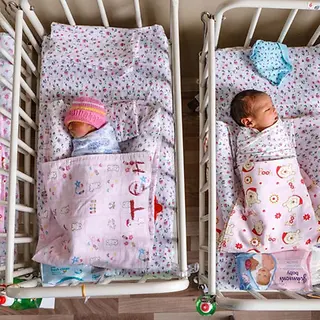Sterblichkeit unter Säuglingen senken: Vier Babys auf einer Neugeborenen-Station | © UNICEF/Zammit Sterblichkeit unter Säuglingen senken: Vier Babys liegen in ihren Betten auf einer Neugeborenen-Station.