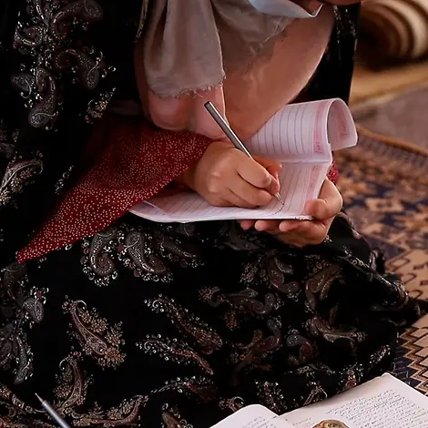 Afghanistan: Bildung für Mädchen | © UNICEF 2022/Still Das Mädchen Mariya aus Afghanistan schreibt in ihr Schulheft.