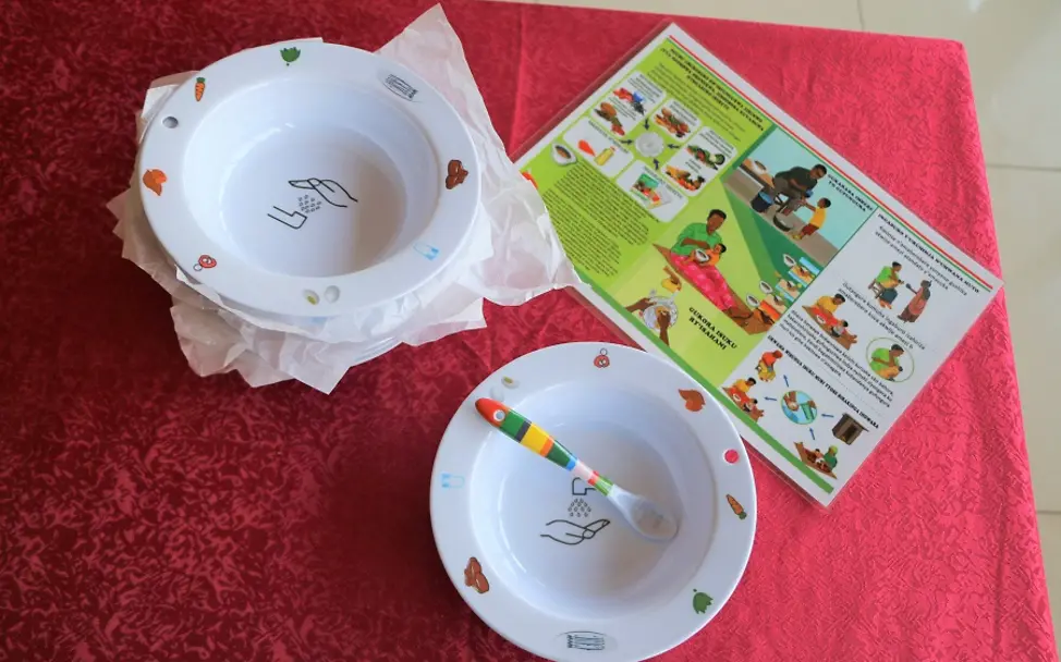 UNICEF: Mangelernährung vorbeugen | ©UNICEF Burundi/2022/E.R. Santamaria Ernährung: Eine spezielle Schale mit Löffel und Erklärung zur richtigen Ernährung von Kindern