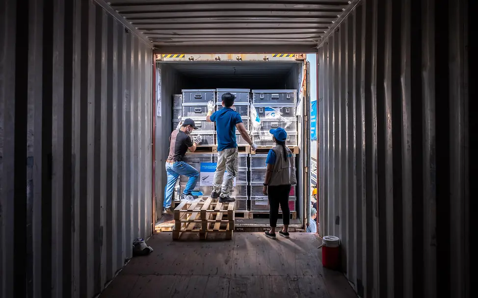 Ein Lastwagen wird mit Hilfsgütern beladen. | © UNICEF/Pham/AFP-Services Hilfsgüter: Logistikmitarbeiter*innen laden in Da Nang, in Vietnam, UNICEF-Nothilfe-Kits in einen Lastwagen.