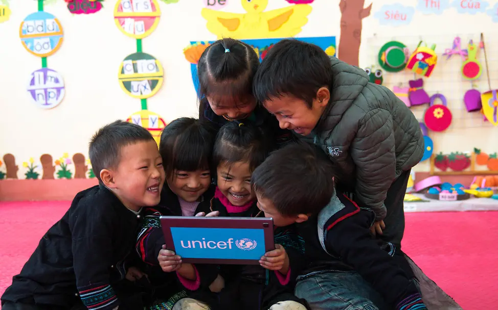 Kinder in einer Vorschule freuen sich über Lernmöglichkeiten am Tablet. | © UNICEF/Linh Do Hilfsgüter von UNICEF: Kinder in einer Vorschule freuen sich über Lernmöglichkeiten am Tablet.