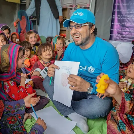 Bahir Wyaar, ein UNICEF-Bildungsspezialist, spielt mit überlebenden Kindern in der Provinz Paktika in Afghanistan. | © UNICEF/Naftalin Bahir Wyaar, ein UNICEF-Bildungsspezialist, spielt mit überlebenden Kindern in der Provinz Paktika in Afghanistan