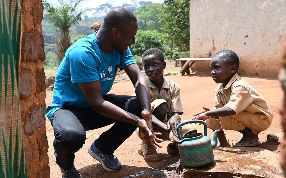 Guy Pacome, WASH-Spezialist von UNICEF, zeigt Kindern in Côte d’Ivoire, wie sie sich die Hände waschen können. Guy Pacome, WASH-Spezialist von UNICEF, zeigt Kindern in Côte d’Ivoire, wie sie sich die Hände waschen können.