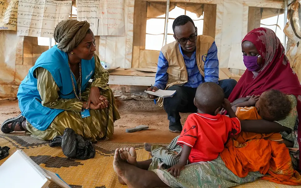 Rania Dagash trifft sich mit einer Mutter und ihren unterernährten Zwillingen im Gesundheitszentrum in Dollow Rania Dagash trifft sich mit einer Mutter und ihren unterernährten Zwillingen im Gesundheitszentrum in Dollow