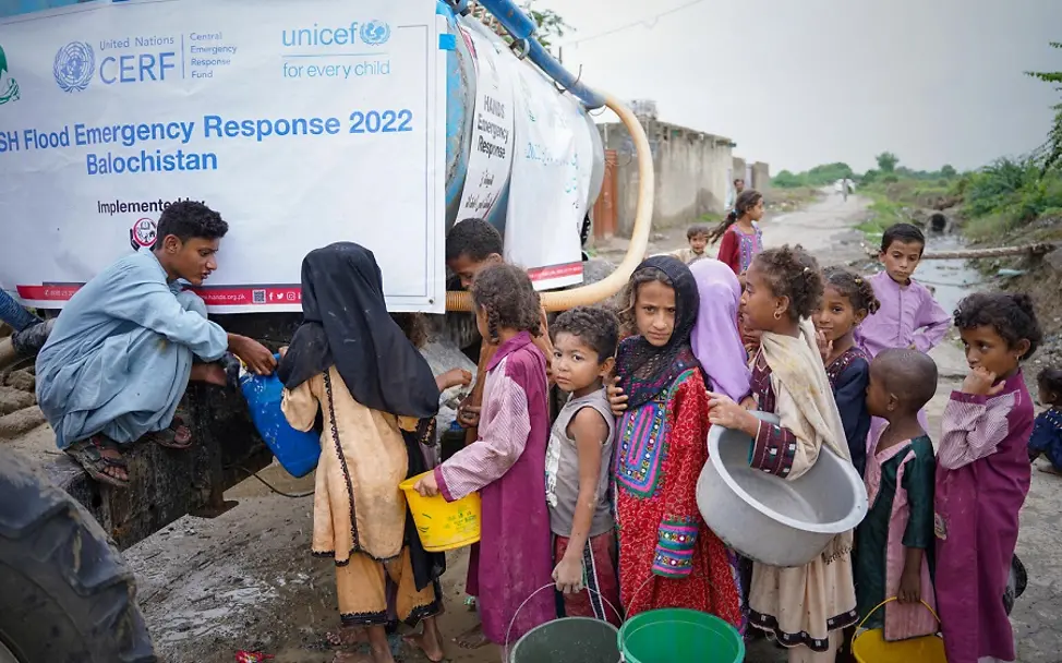 Pakistan: Überschwemmungen | © UNICEF/UN0694843/Azam Pakistan: Kinder warten auf Trinkwasser an einem UNICEF-Wassertruck.