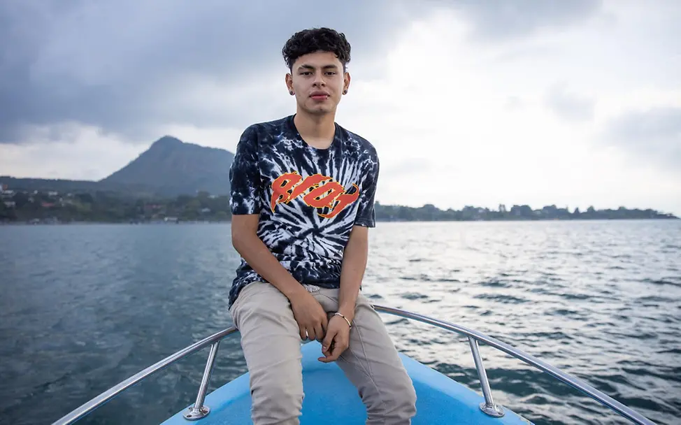 Junge Menschen für mehr Klimaschutz | © UNICEF/Willocq Klimaaktivist Raul vor dem Lago di Atitilan.