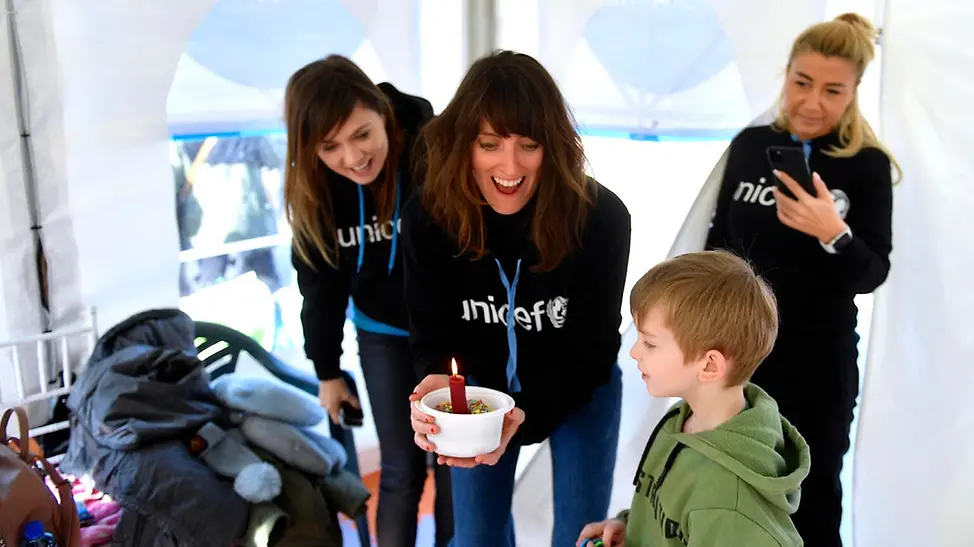 UNICEF | Hilfe für Kinder in der Ukraine | © UNICEF/Nicodim UNICEF | Hilfe für Kinder in der Ukraine: Andrei bekommt zu seinem Geburtstag einen improvisierten Geburtstagskuchen