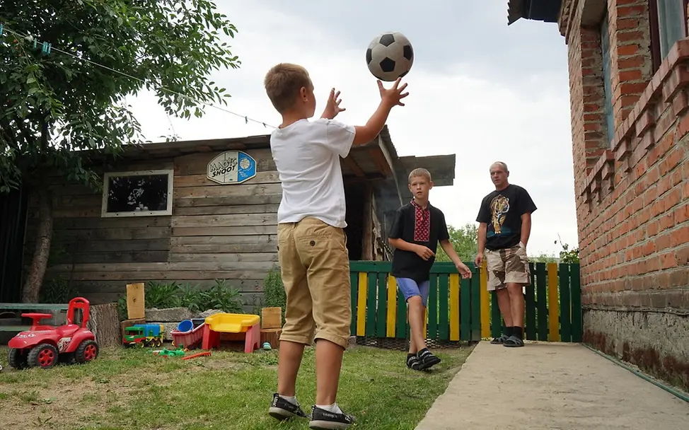 UNICEF | Hilfe für Kinder in der Ukraine | © UNICEF/Boiko UNICEF | Hilfe für Kinder in der Ukraine: Kinder spielen mit ihrem Vater Fußball.