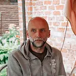 UNICEF | Hilfe für Kinder in der Ukraine | © UNICEF/Pashkina UNICEF | Hilfe für Kinder in der Ukraine: Eine Junge sitzt mit seinen Pflegeeltern beim Kaffeetrinken am Tisch.