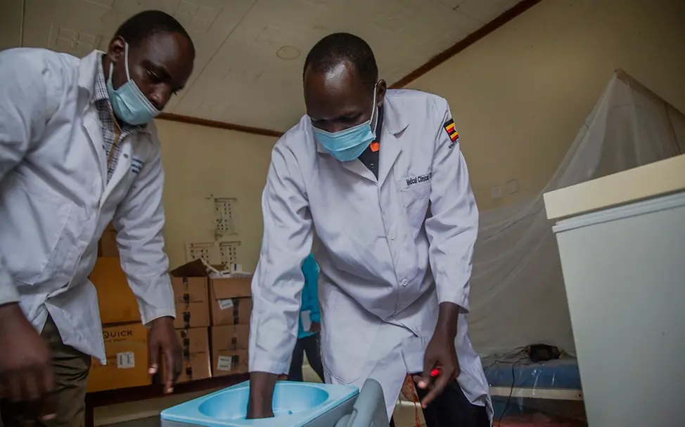 Impfkampagne in Uganda I UNICEF/Tibaweswa Polio: In Uganda werden Polio-Impfstoffe gekühlt.