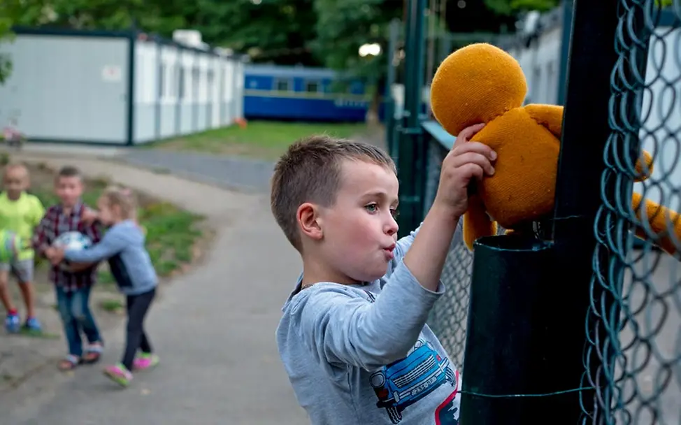 | © UNICEF/UN0686454/Gilbertson - Highway Child Ukraine Nothilfe: Ein Junge spielt in einem Flüchtlingscamp mit seinem Stofftier.