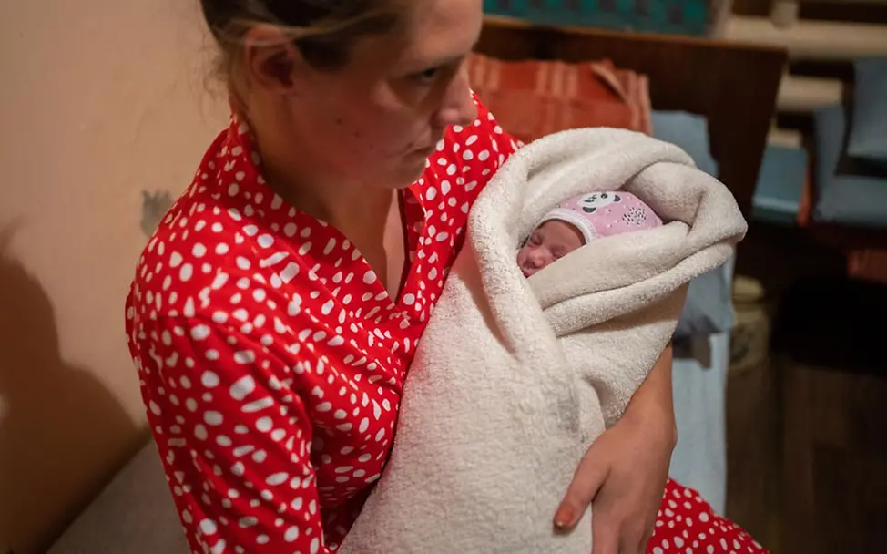 Eine Mutter mit ihrem neugeborenen Baby in einem Krankenhaus unter Tage in Shostka. | © UNICEF/Filippov Ukraine Nothilfe: Viele ukrainische Krankenhäuser verlegen ihren Betrieb in den Keller.